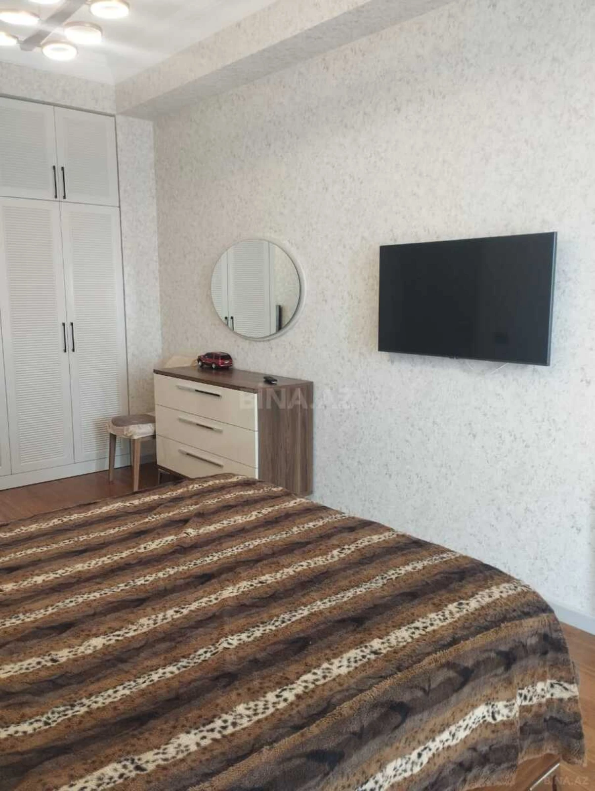 Kirayə verilir 4 otaqlı mənzil 210 m²