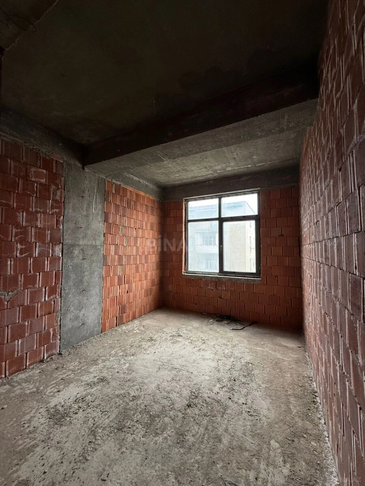 Satılır 4 otaqlı mənzil 131 m²