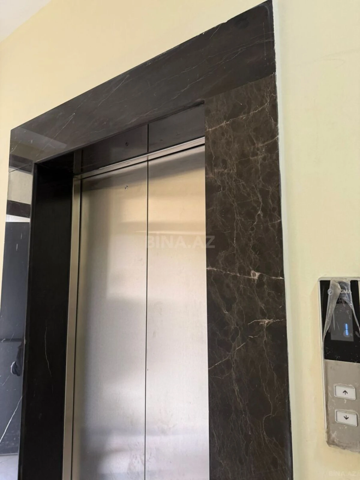 Satılır 4 otaqlı mənzil 131 m²