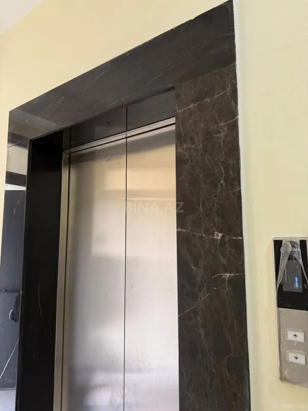 Satılır 4 otaqlı mənzil 131 m²