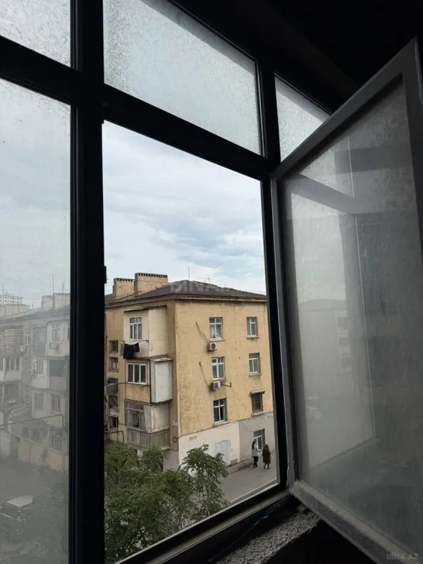 Satılır 4 otaqlı mənzil 131 m²