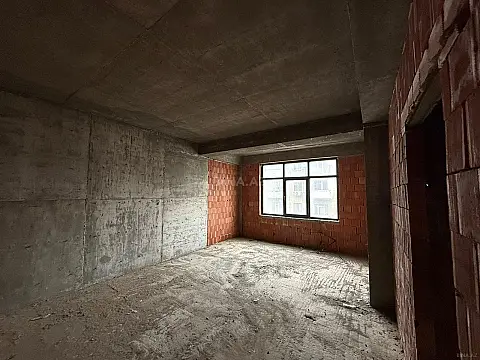 Satılır 4 otaqlı mənzil 131 m²