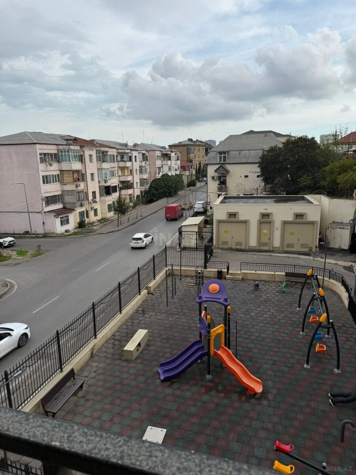 Satılır 4 otaqlı mənzil 131 m²