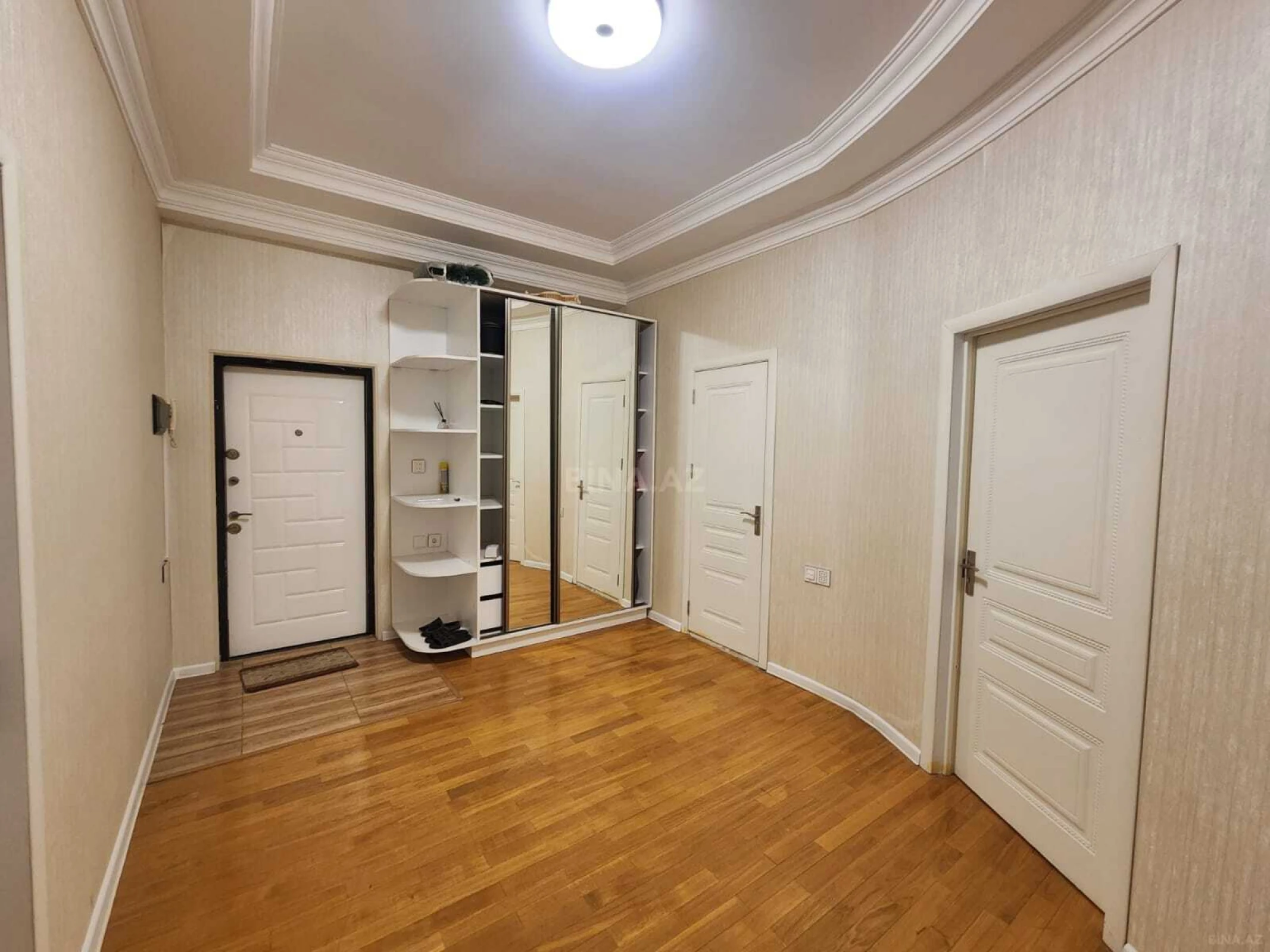 Satılır 3 otaqlı mənzil 118 m²
