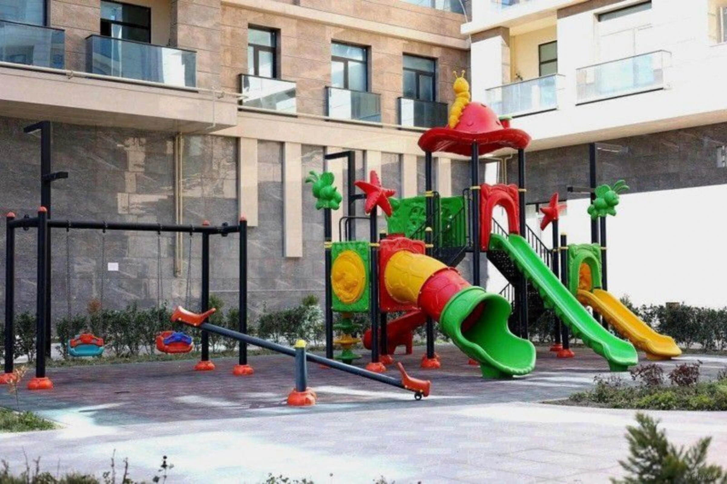 Satılır 5 otaqlı mənzil 267 m²