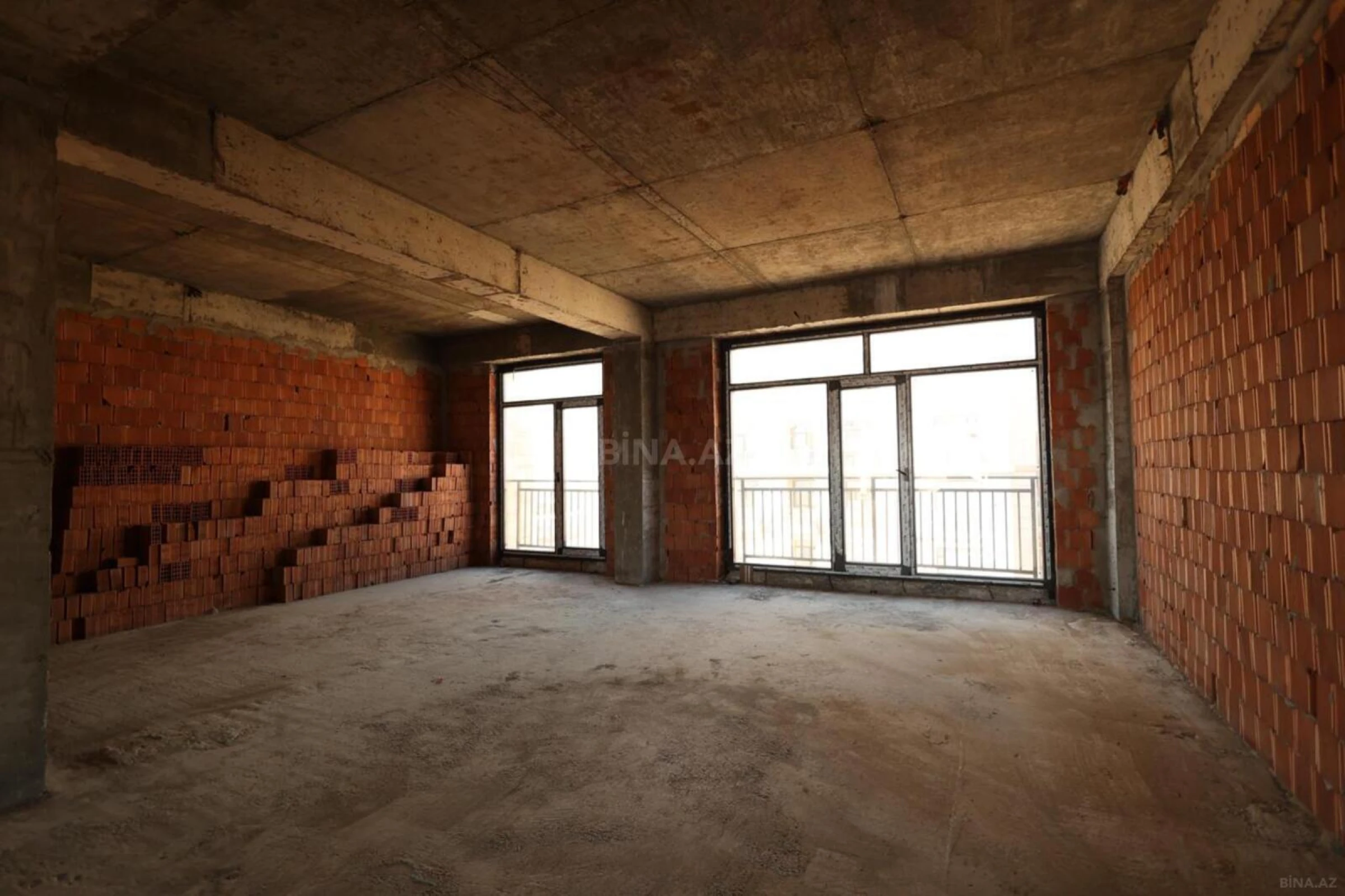 Satılır 5 otaqlı mənzil 267 m²
