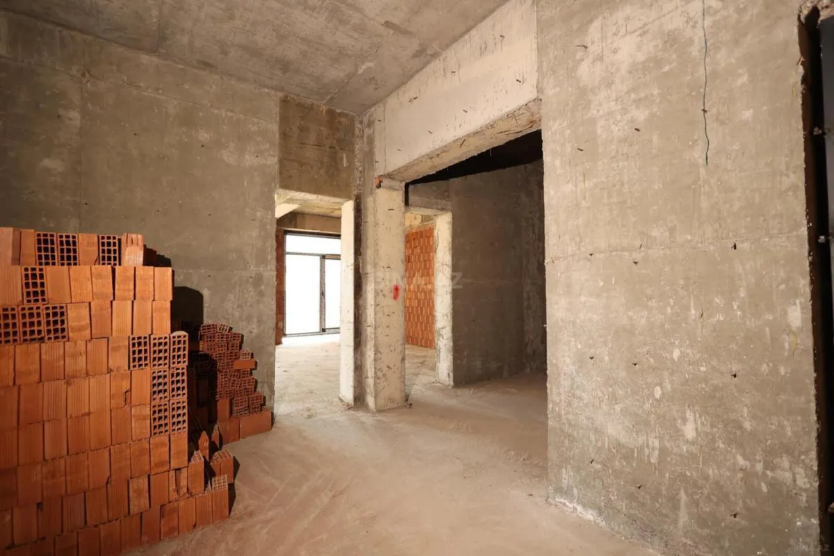 Satılır 5 otaqlı mənzil 267 m²