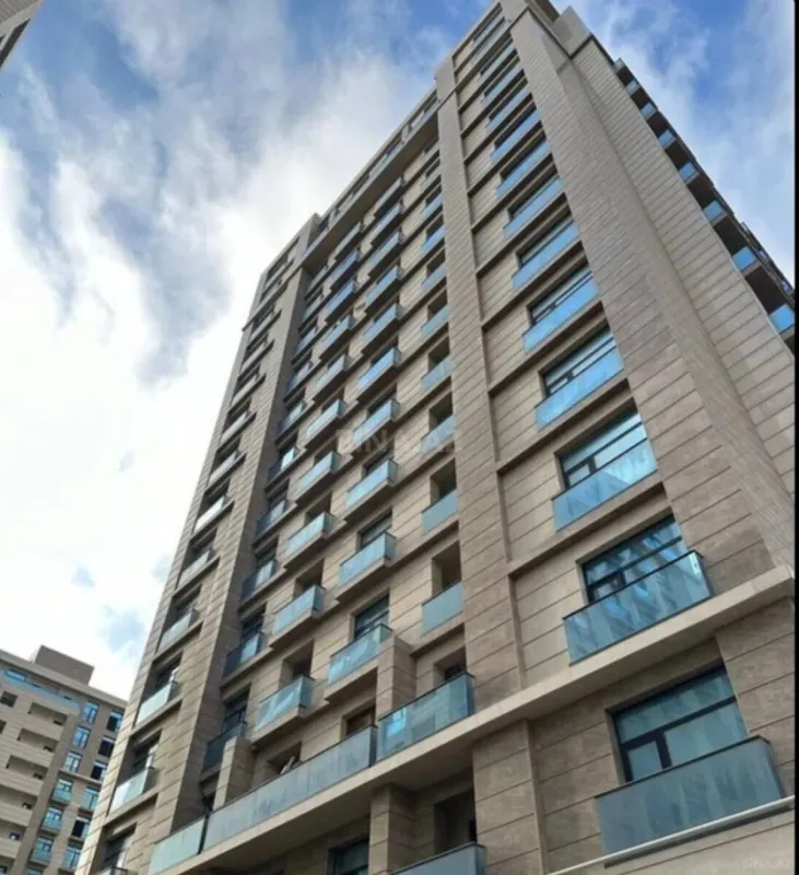 Satılır 5 otaqlı mənzil 267 m²