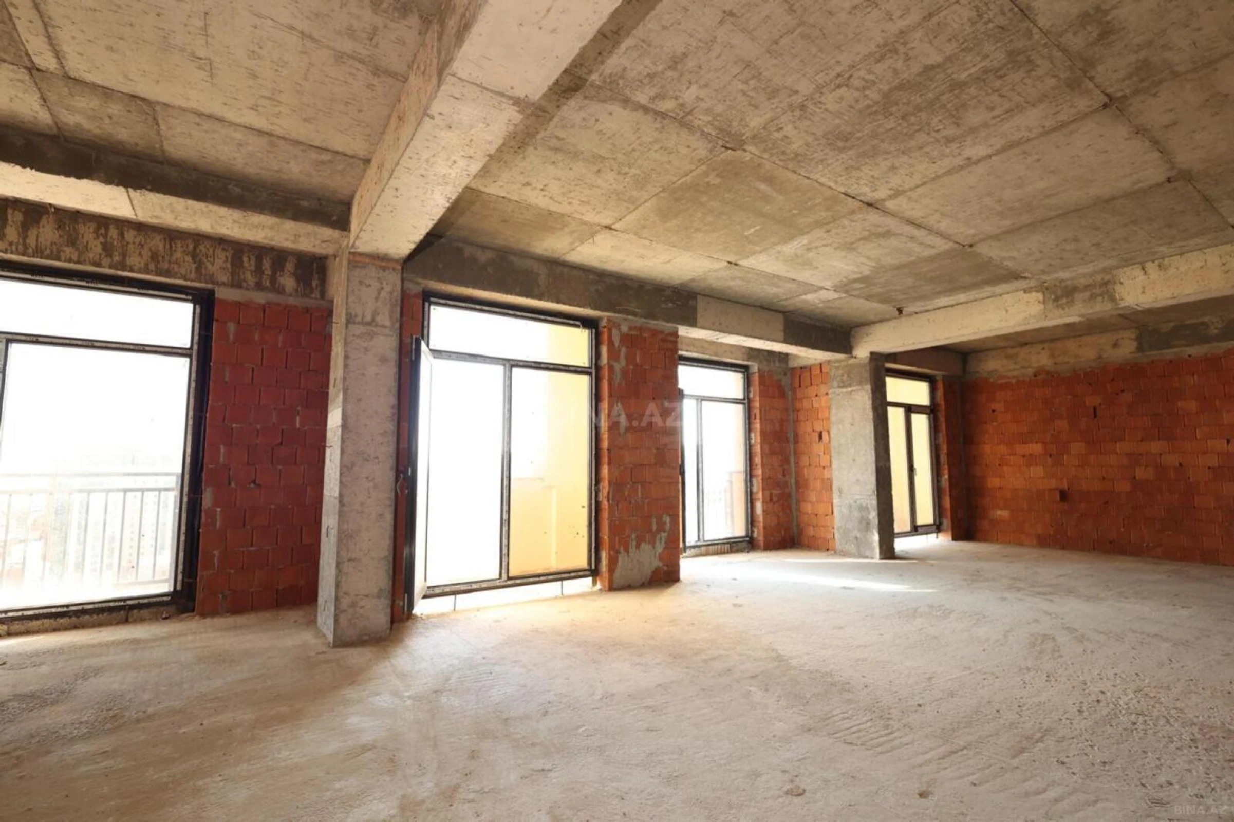 Satılır 5 otaqlı mənzil 267 m²