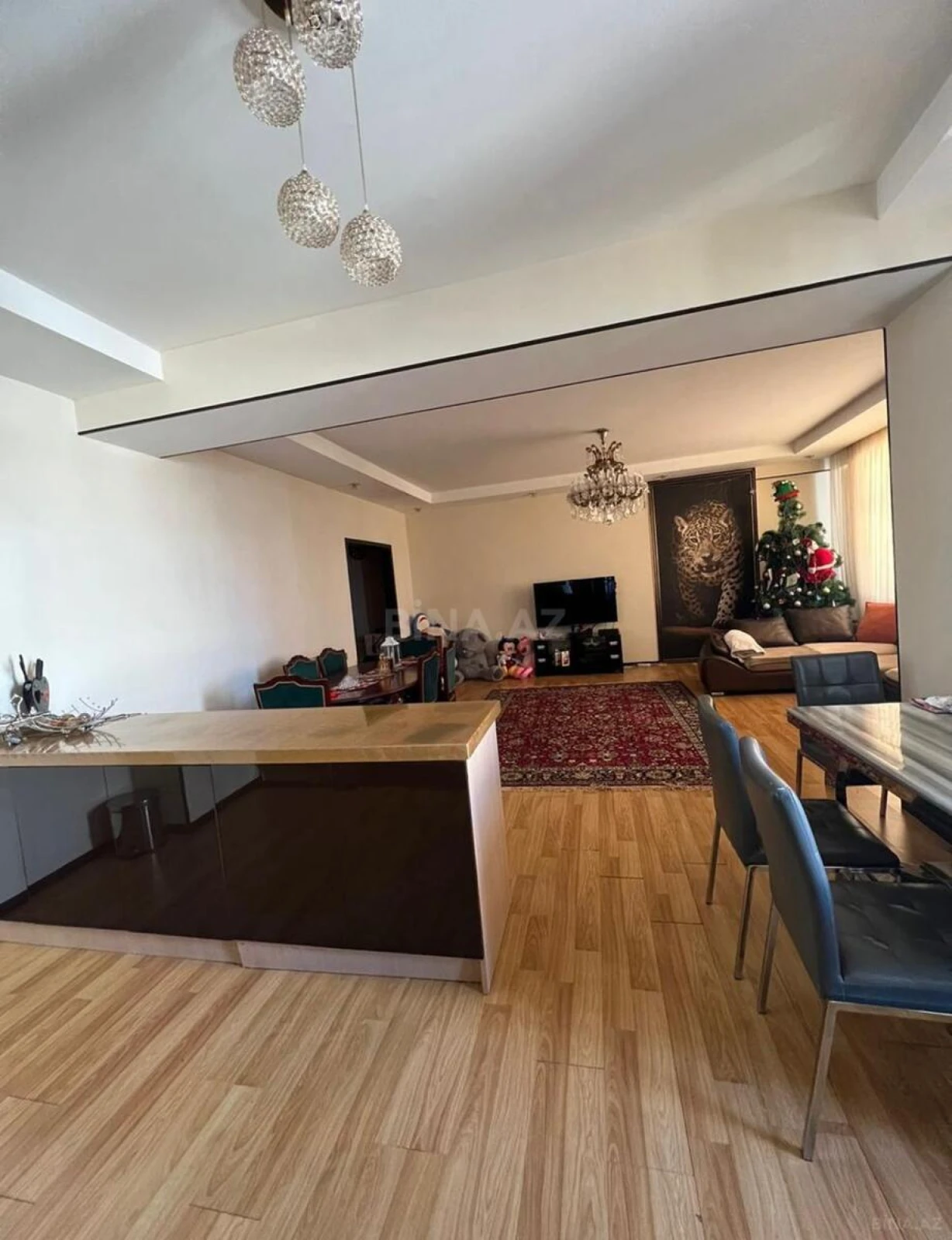 Satılır 3 otaqlı mənzil 156 m²