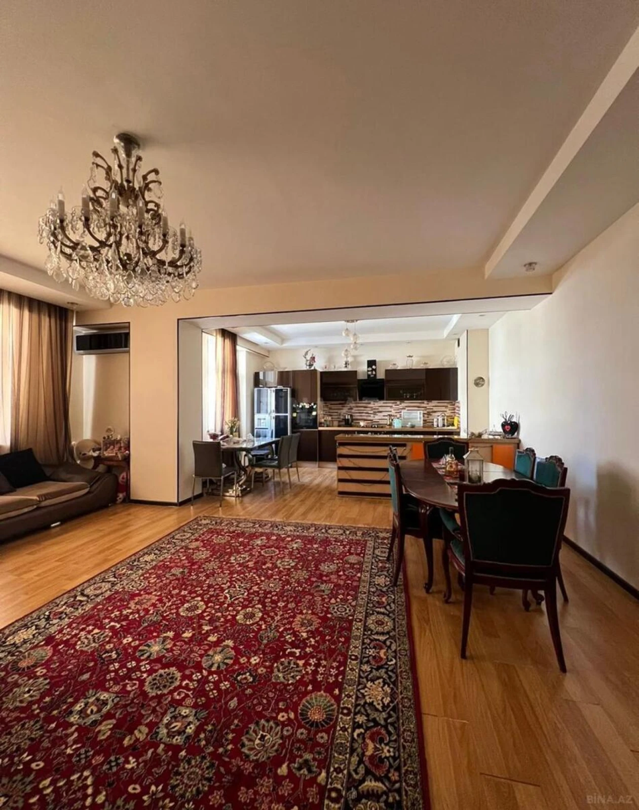 Satılır 3 otaqlı mənzil 156 m²