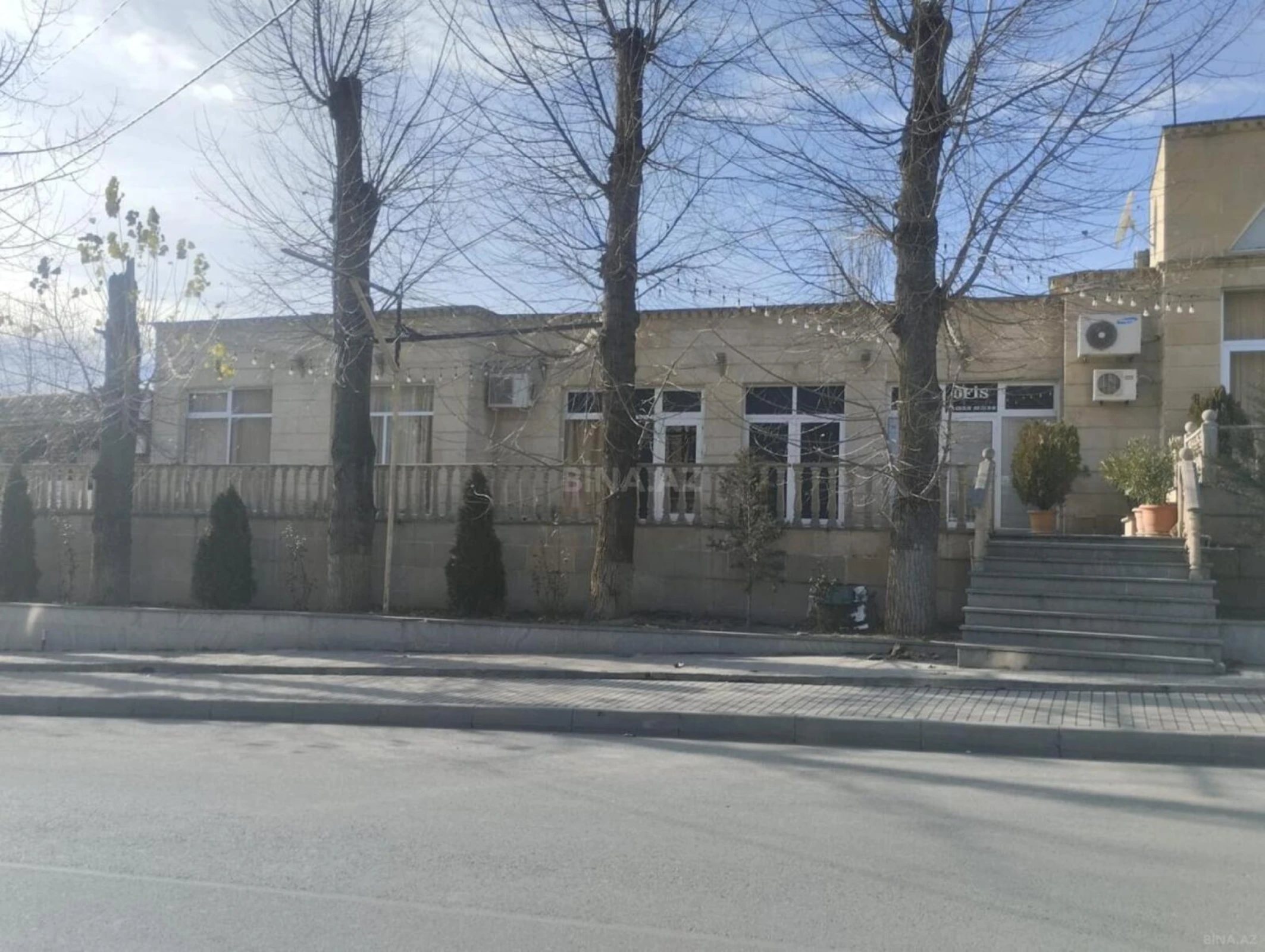 Satılır obyekt 560 m²