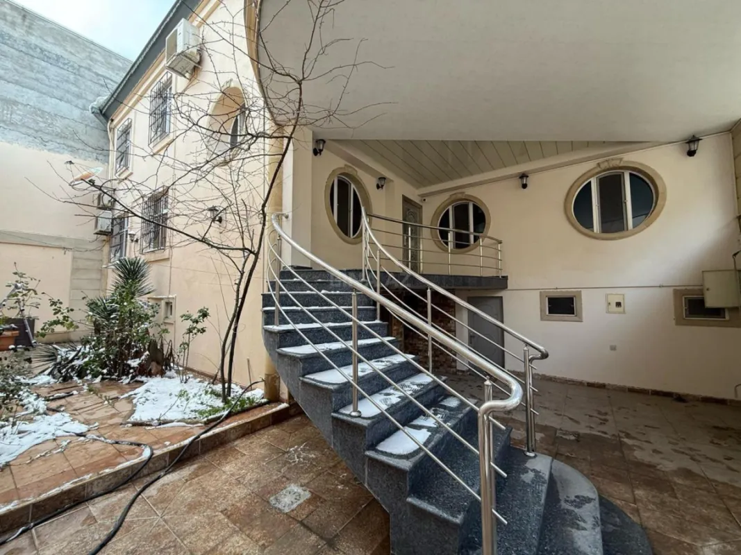 Satılır 5 otaqlı həyət evi 250 m²