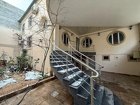 Satılır 5 otaqlı həyət evi 250 m²