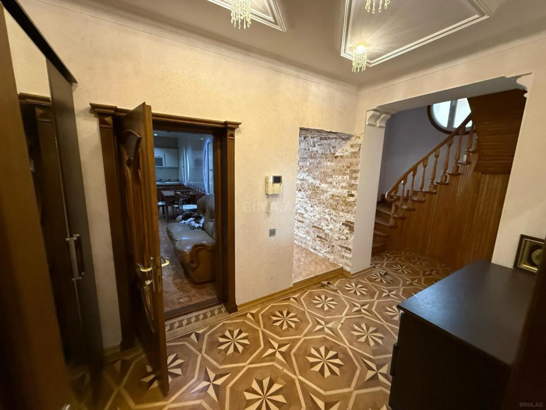 Satılır 5 otaqlı həyət evi 250 m²