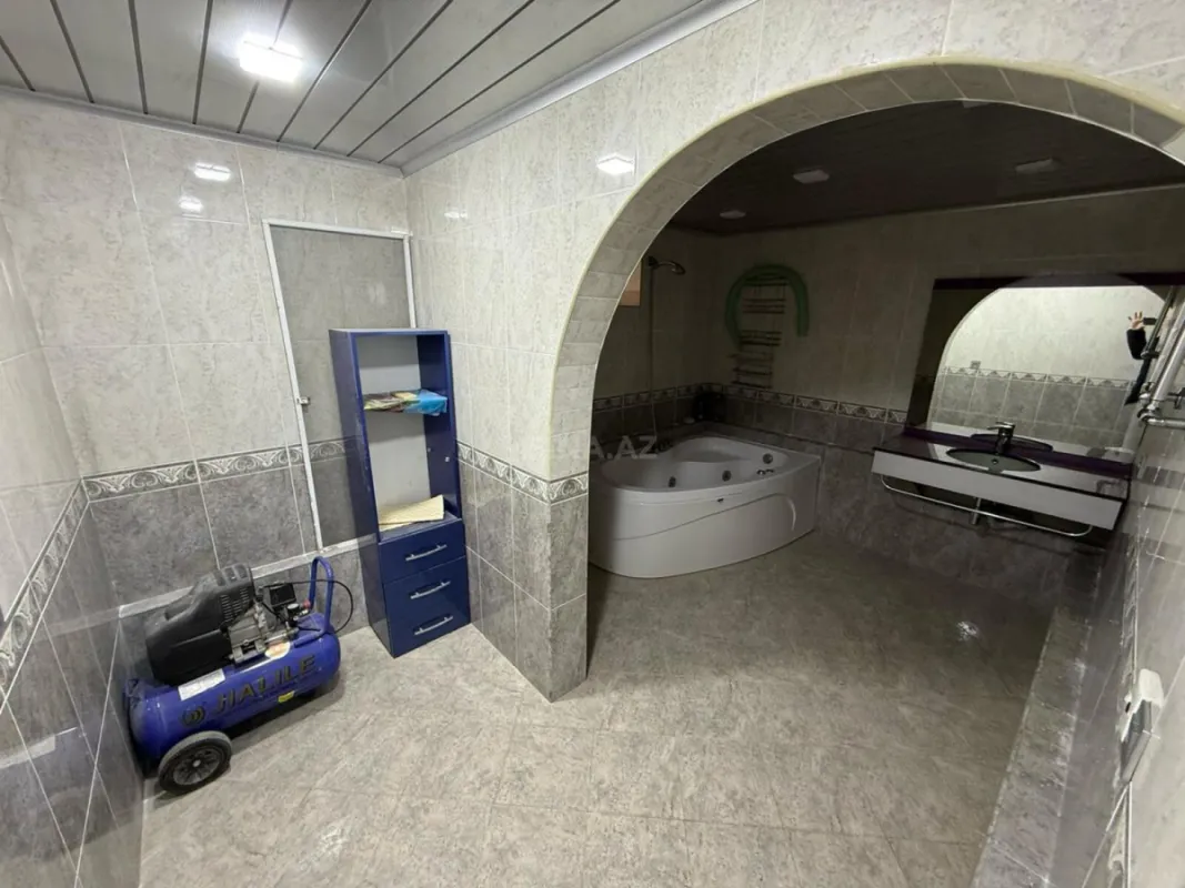 Satılır 5 otaqlı həyət evi 250 m²