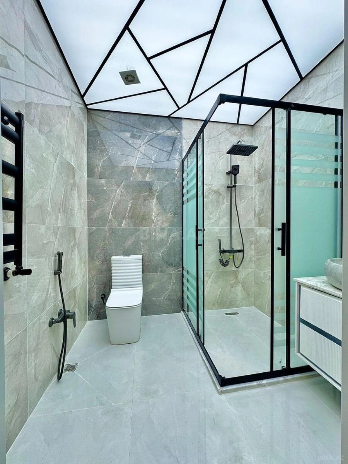 Satılır 4 otaqlı mənzil 135 m²