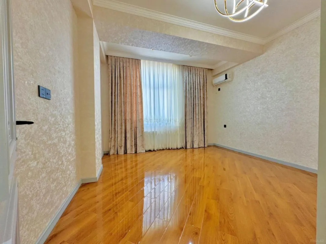 Satılır 4 otaqlı mənzil 135 m²