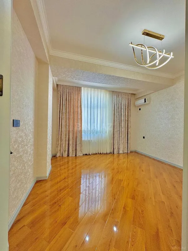 Satılır 4 otaqlı mənzil 135 m²
