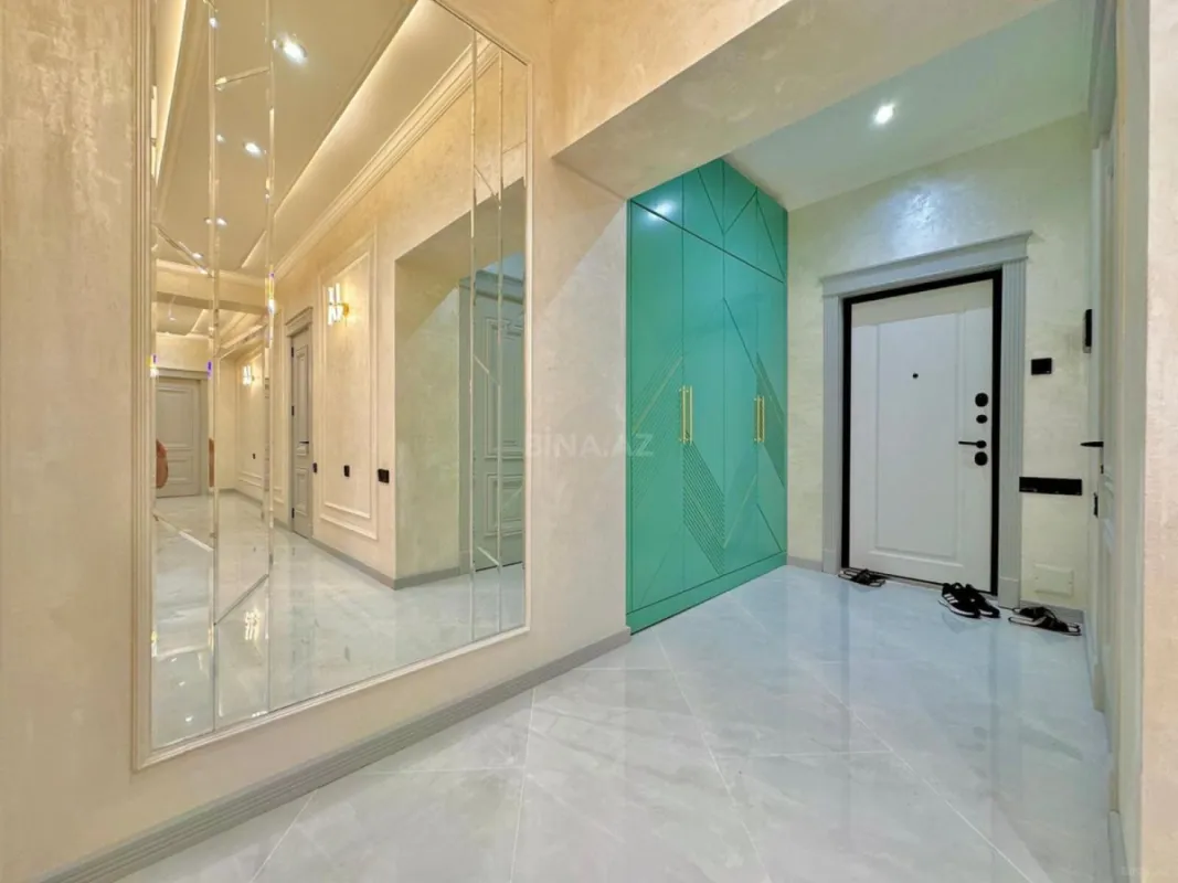 Satılır 4 otaqlı mənzil 135 m²