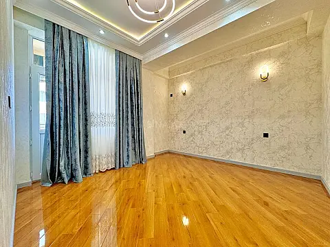 Satılır 4 otaqlı mənzil 135 m²