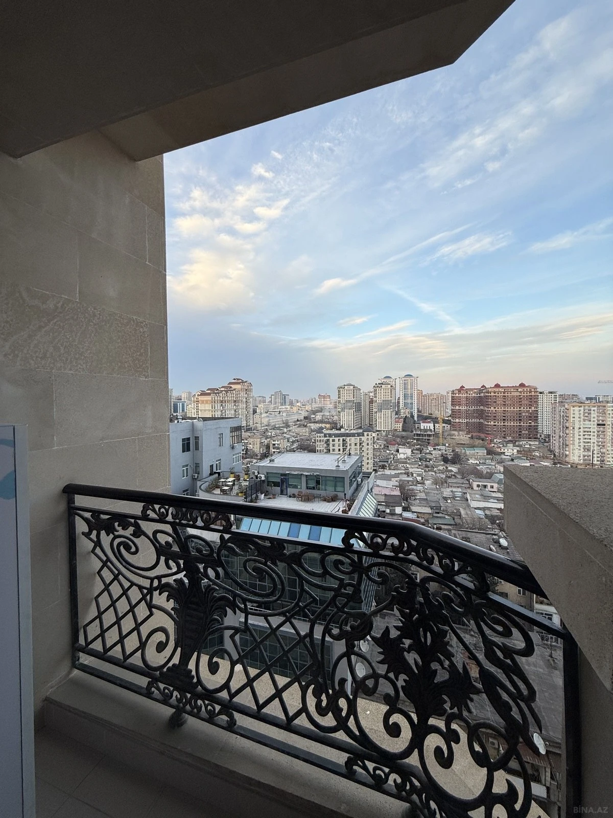 Satılır 3 otaqlı mənzil 138 m²
