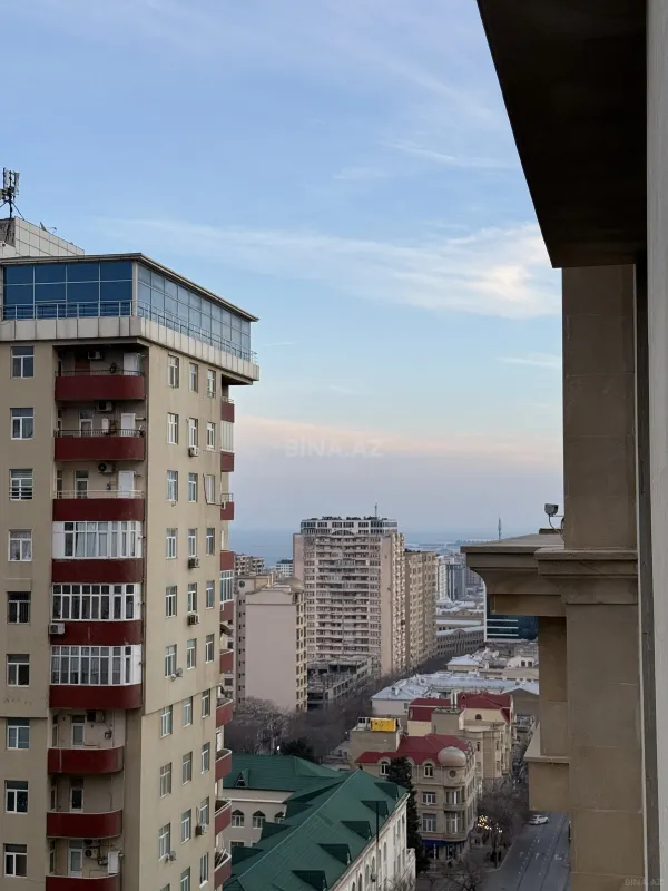 Satılır 3 otaqlı mənzil 138 m²
