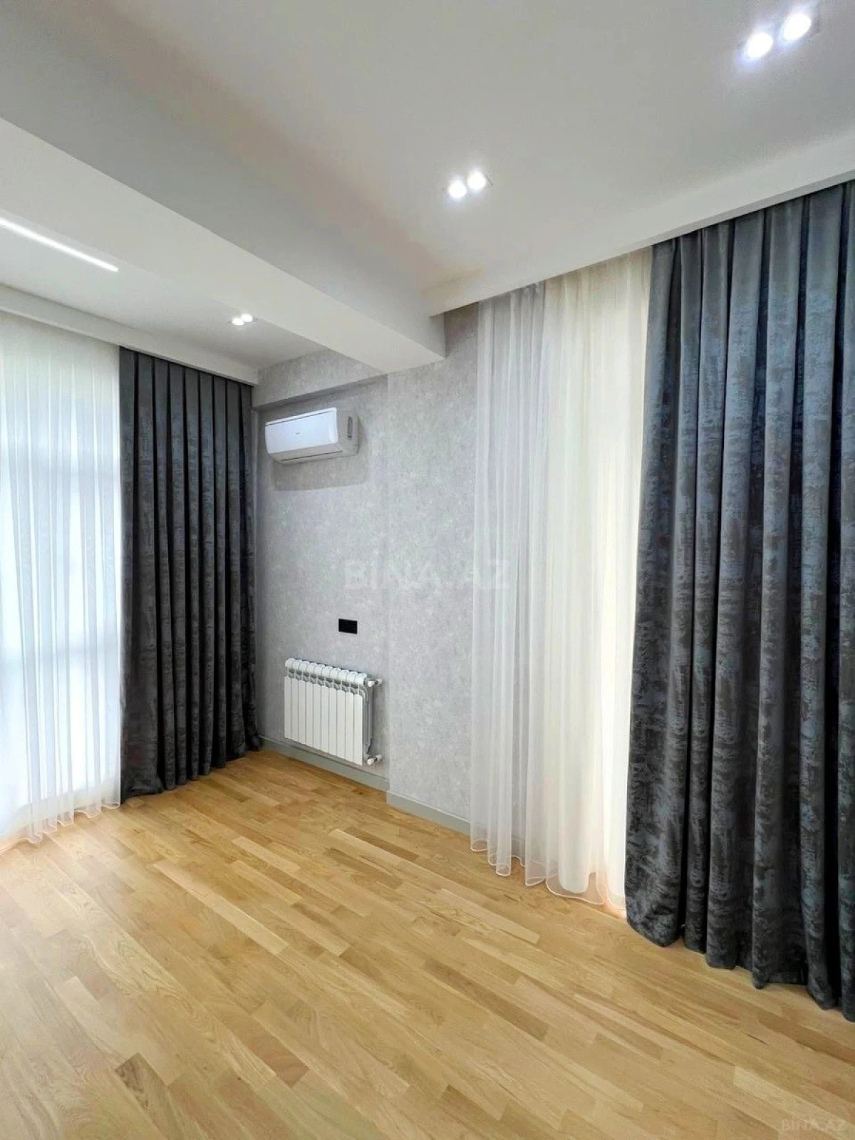 Satılır 4 otaqlı mənzil 192 m²