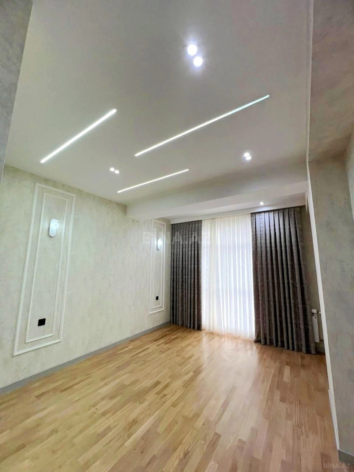 Satılır 4 otaqlı mənzil 192 m²