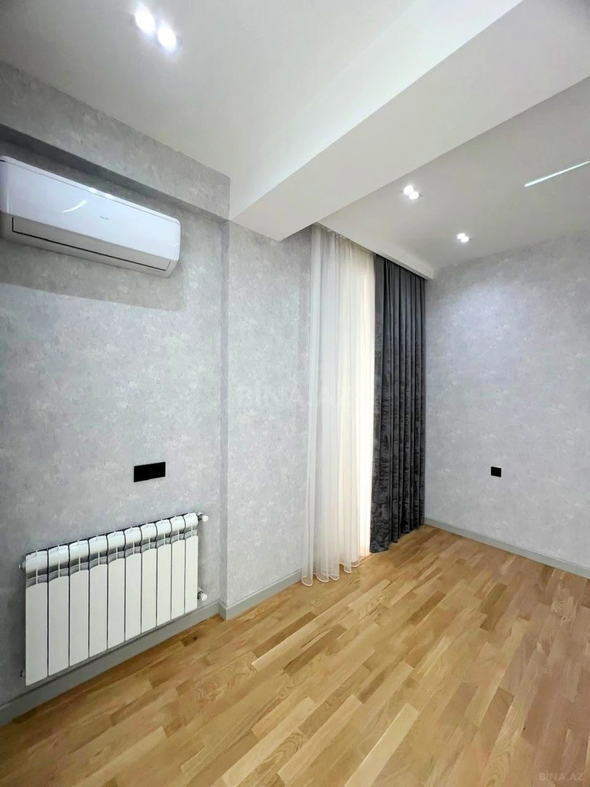 Satılır 4 otaqlı mənzil 192 m²