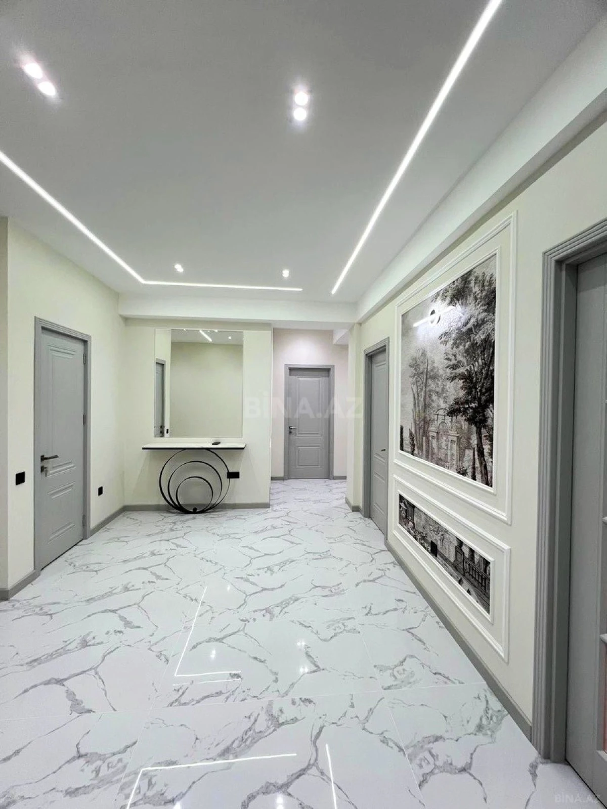 Satılır 4 otaqlı mənzil 192 m²