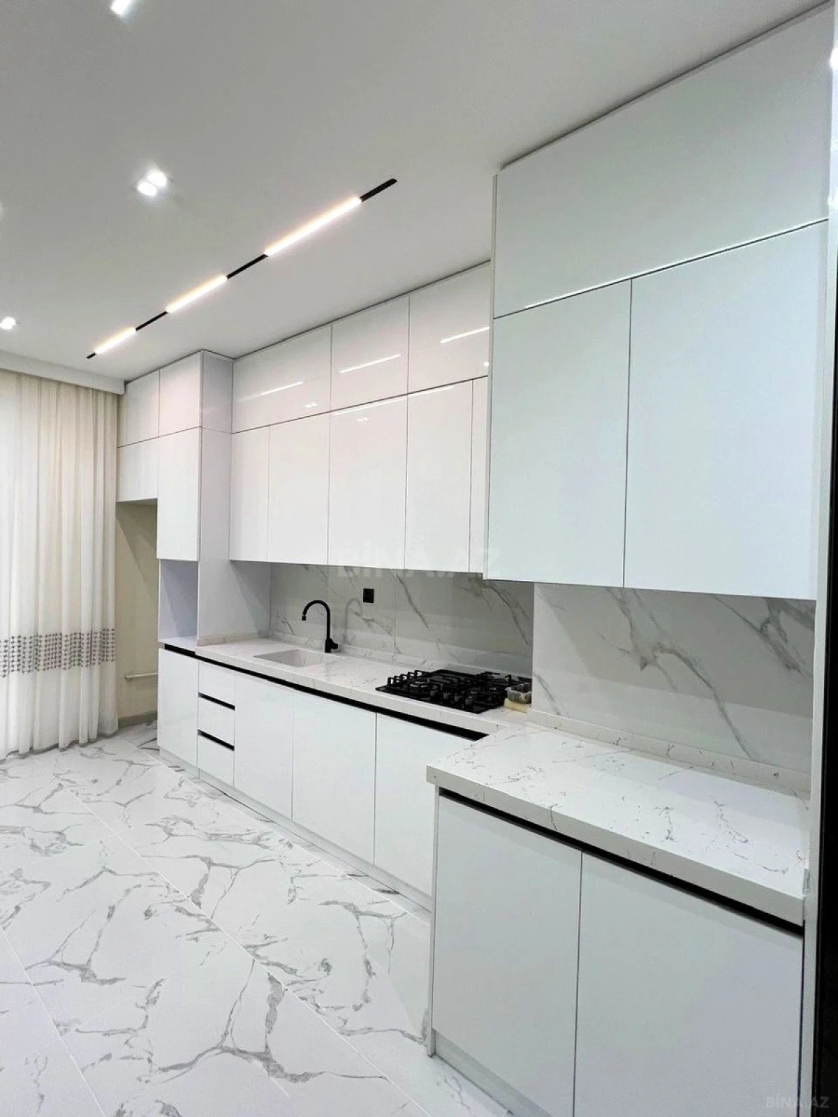 Satılır 4 otaqlı mənzil 192 m²