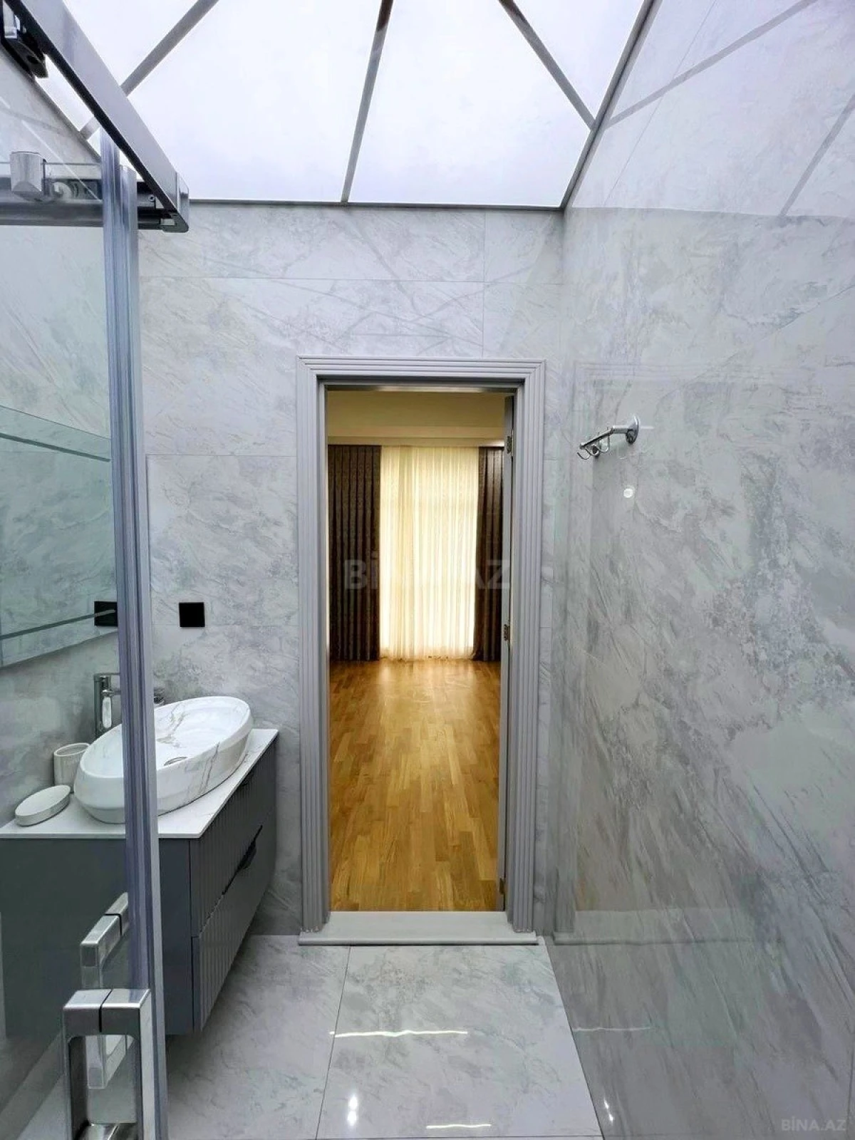 Satılır 4 otaqlı mənzil 192 m²