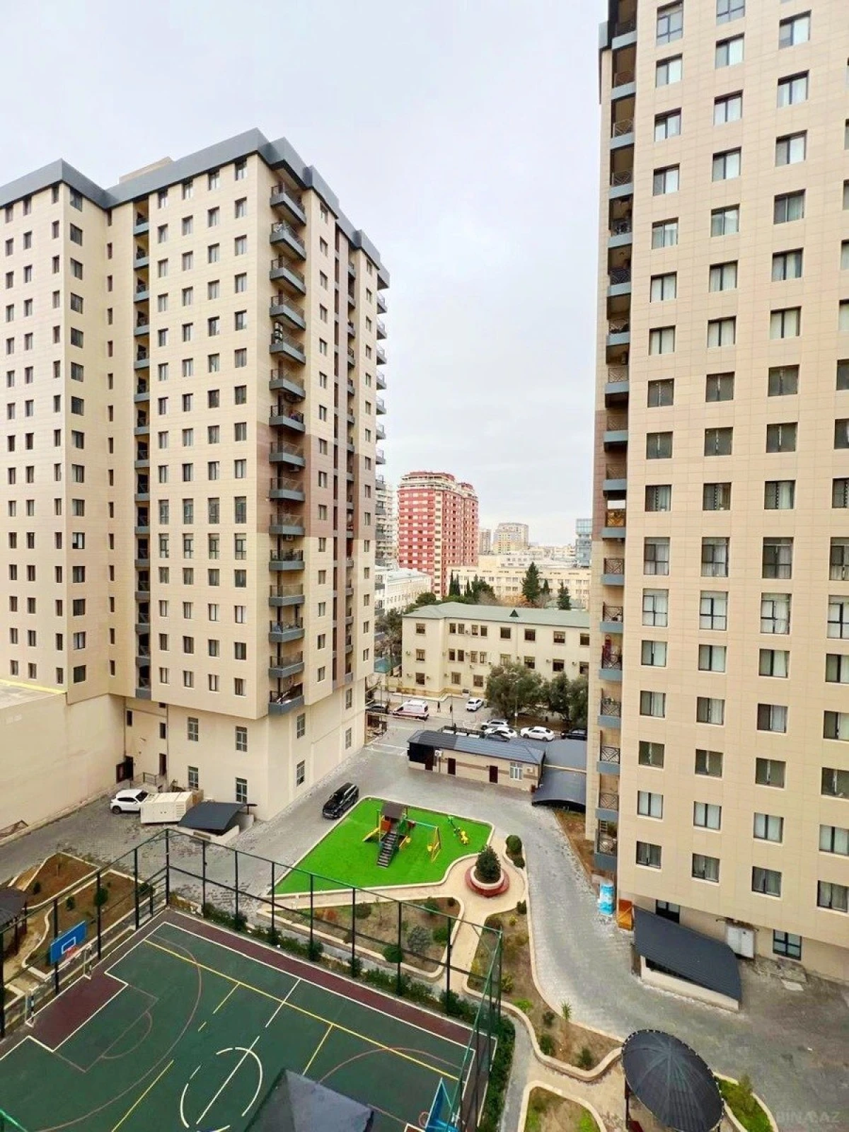 Satılır 4 otaqlı mənzil 192 m²