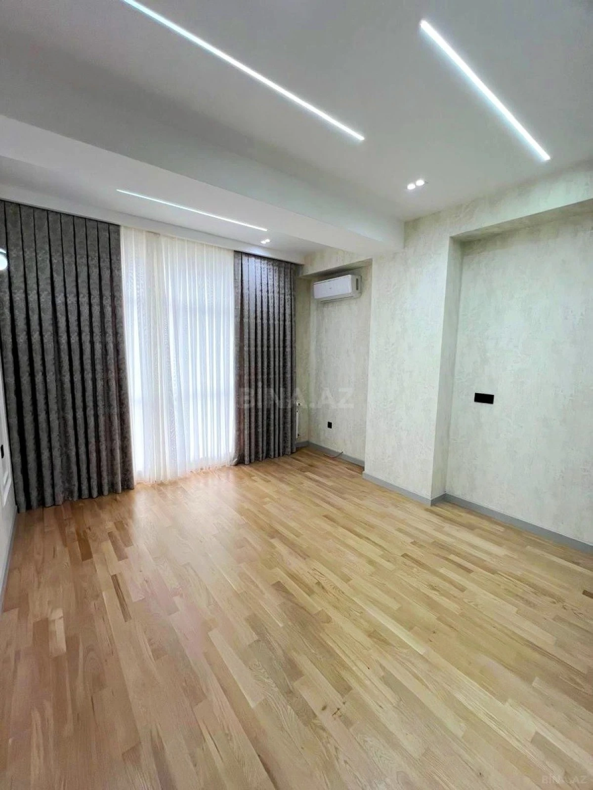 Satılır 4 otaqlı mənzil 192 m²