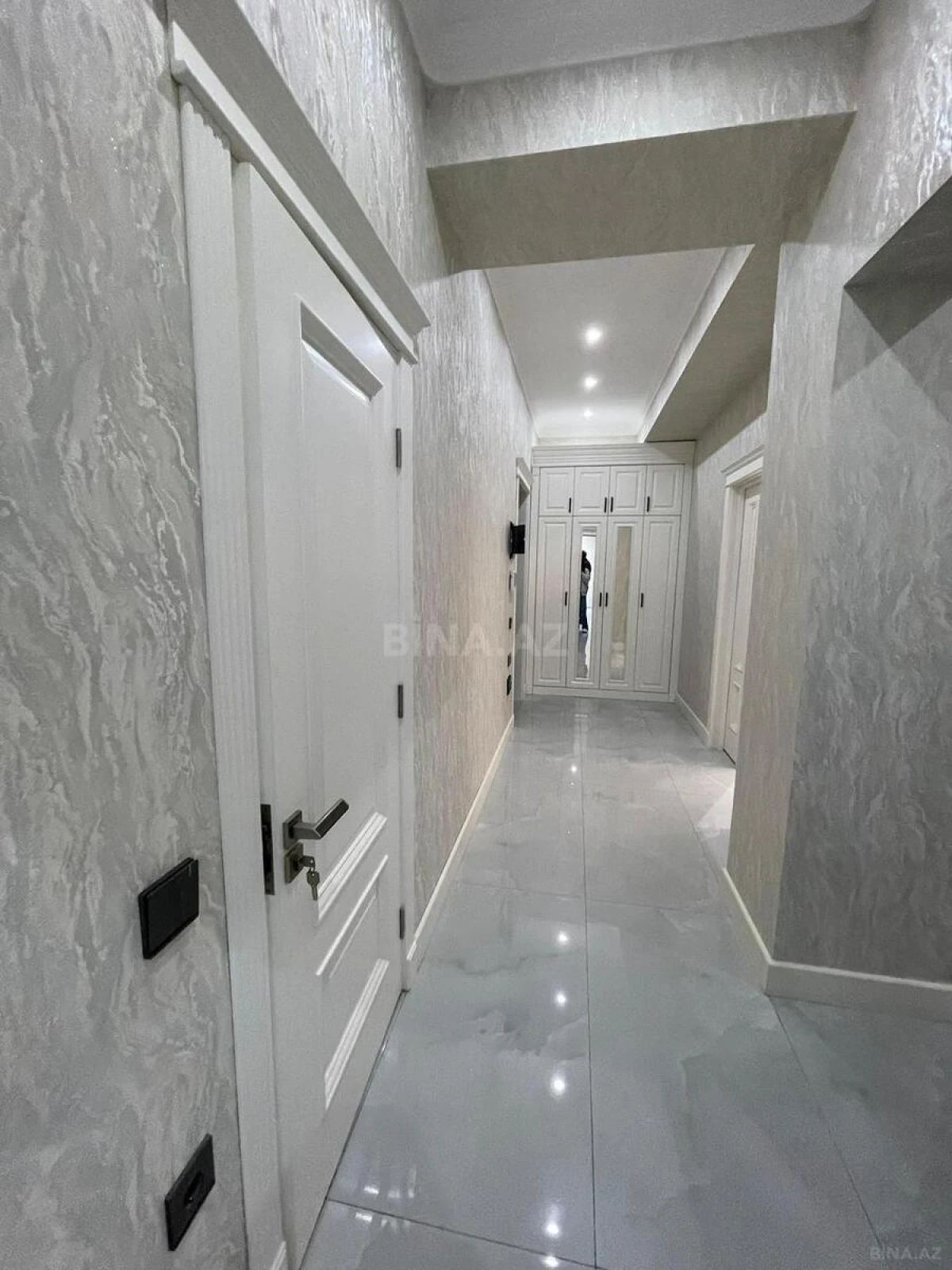 Satılır 3 otaqlı mənzil 130 m²