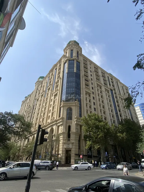 Satılır 3 otaqlı mənzil 138 m²