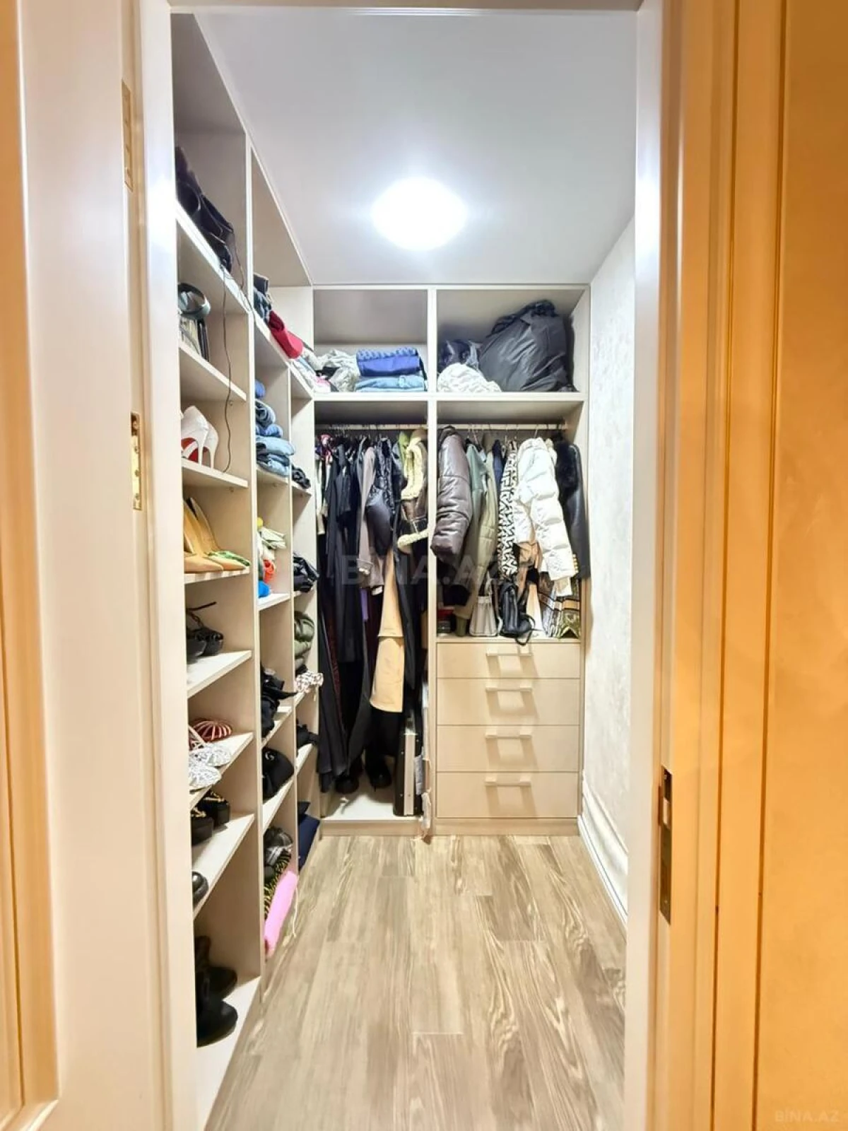 Satılır 3 otaqlı mənzil 138 m²
