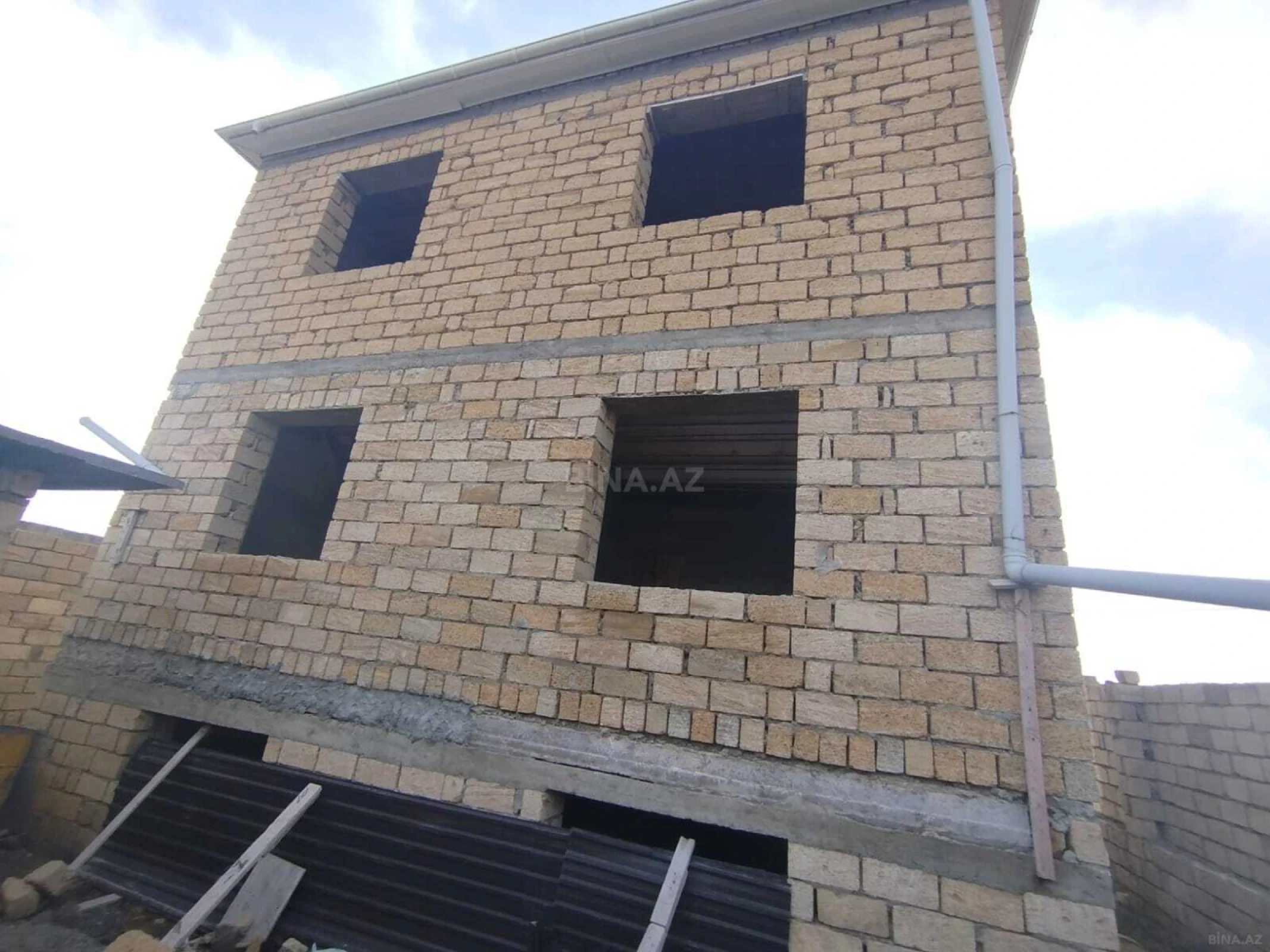 Satılır 5 otaqlı həyət evi 210 m²