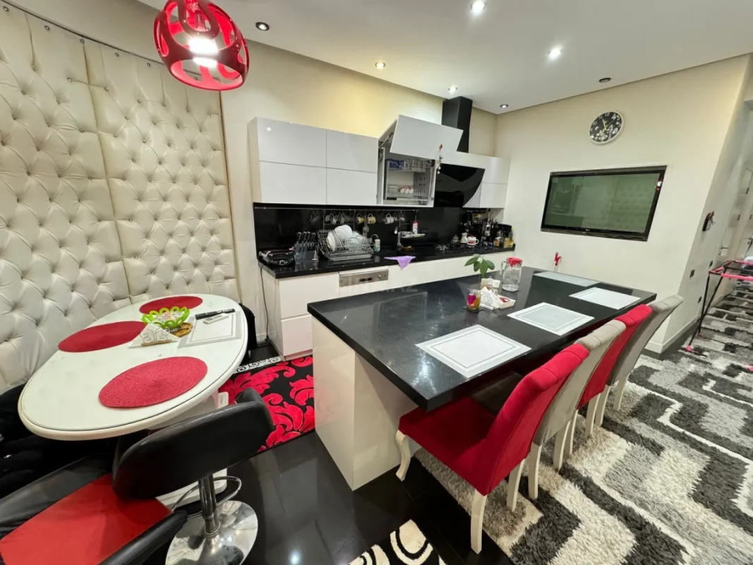 Kirayə verilir 4 otaqlı mənzil 180 m²