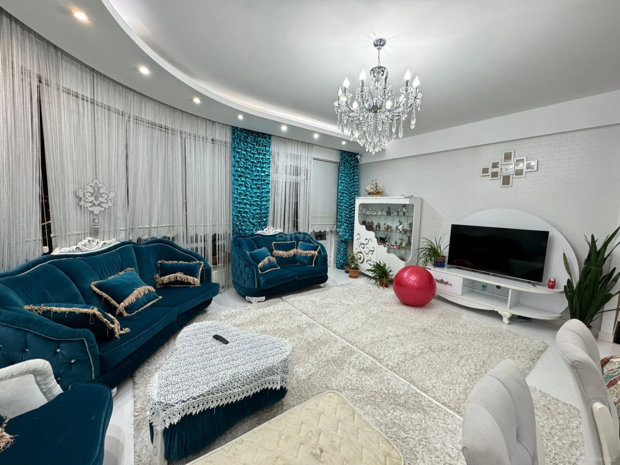 Kirayə verilir 4 otaqlı mənzil 180 m²