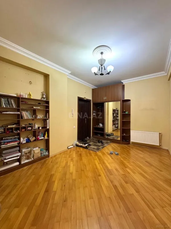 Satılır 3 otaqlı mənzil 122 m²