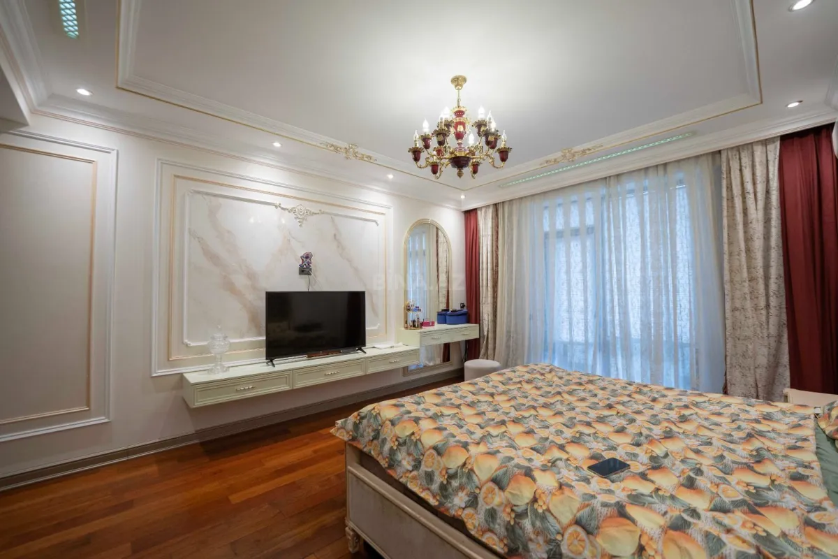 Satılır 3 otaqlı mənzil 175 m²