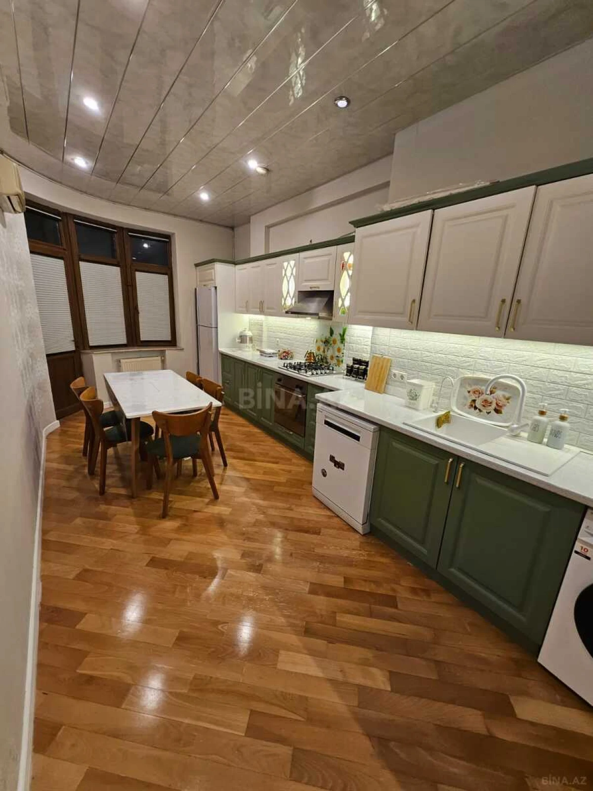 Satılır 3 otaqlı mənzil 130 m²