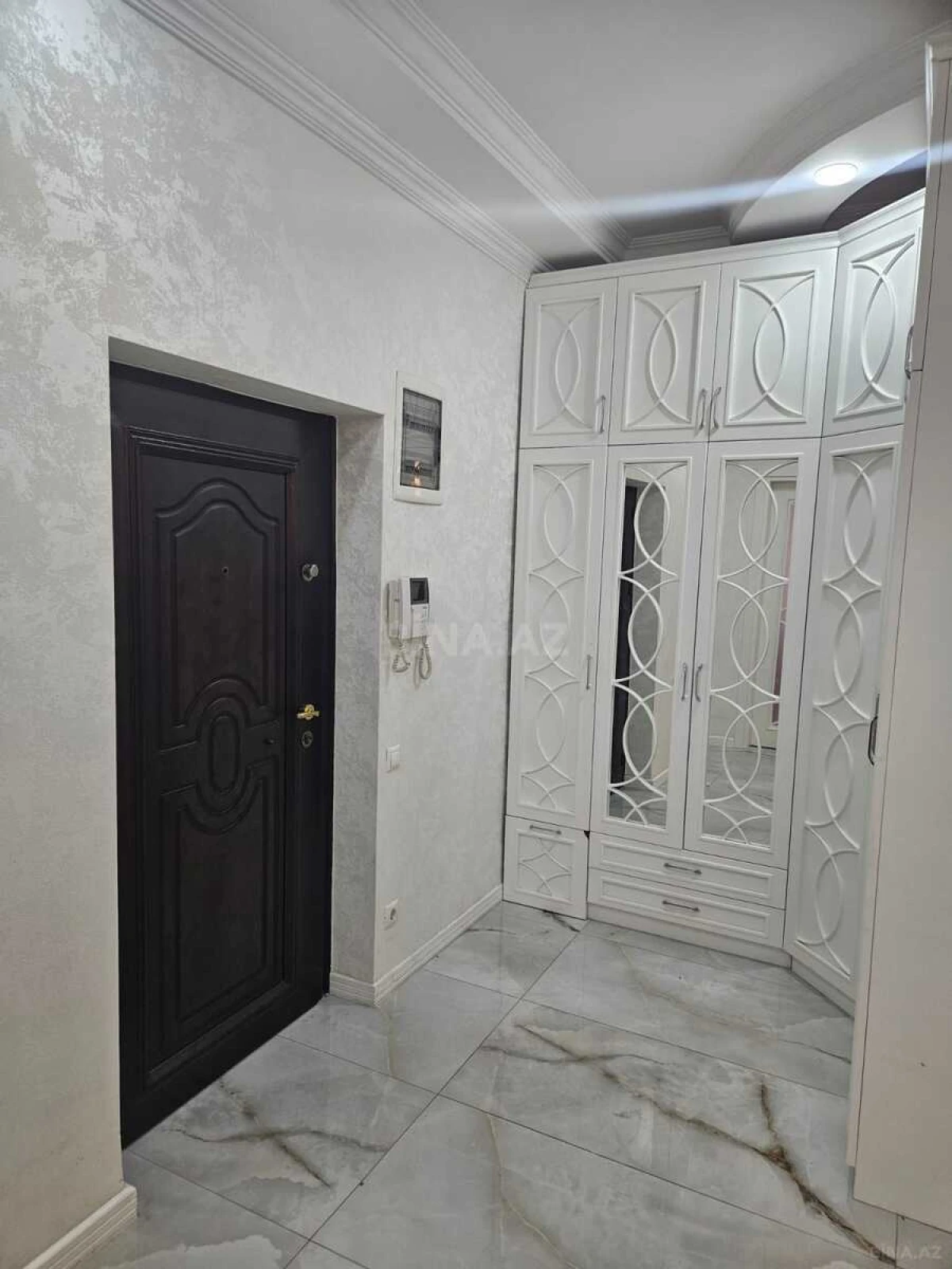 Satılır 3 otaqlı mənzil 130 m²