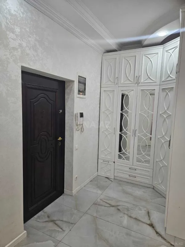 Satılır 3 otaqlı mənzil 130 m²