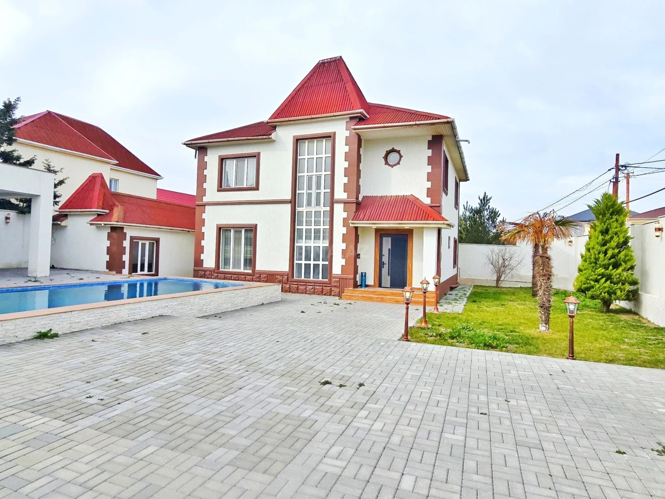 Satılır 7 otaqlı həyət evi 250 m²