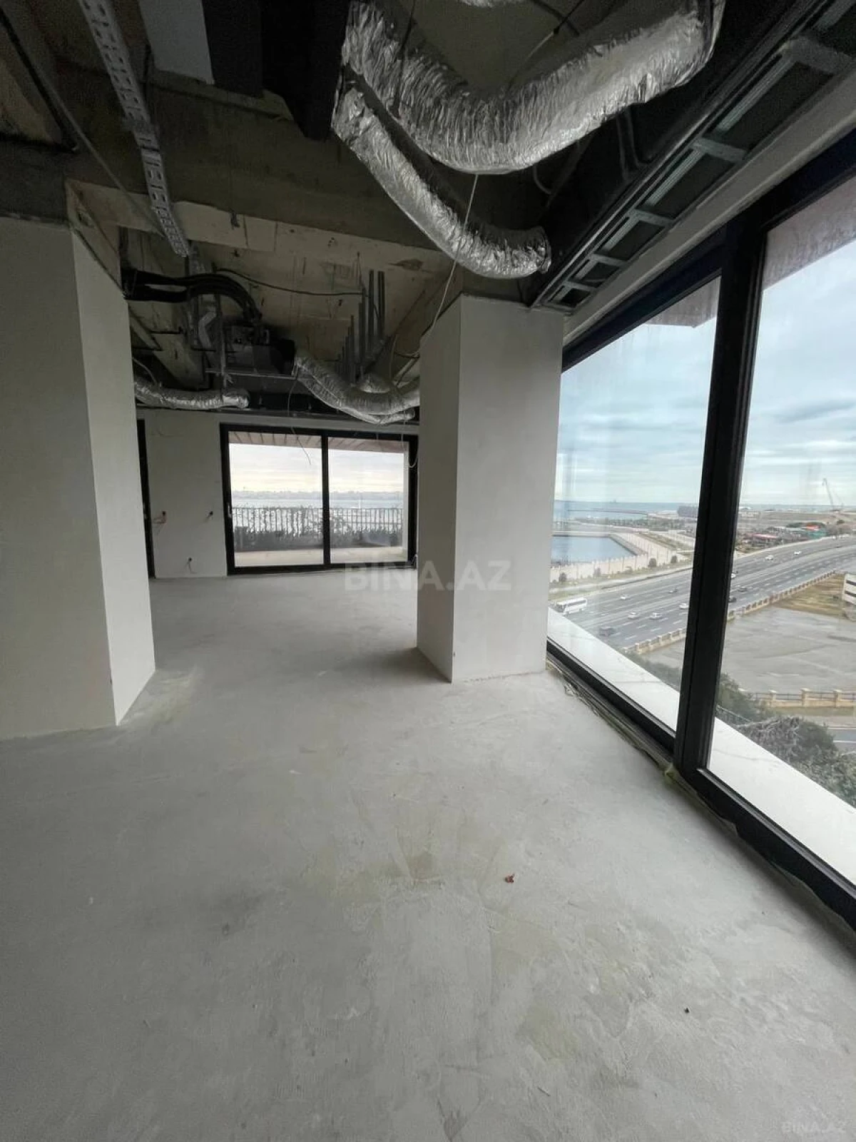 Satılır 5 otaqlı mənzil 379 m²