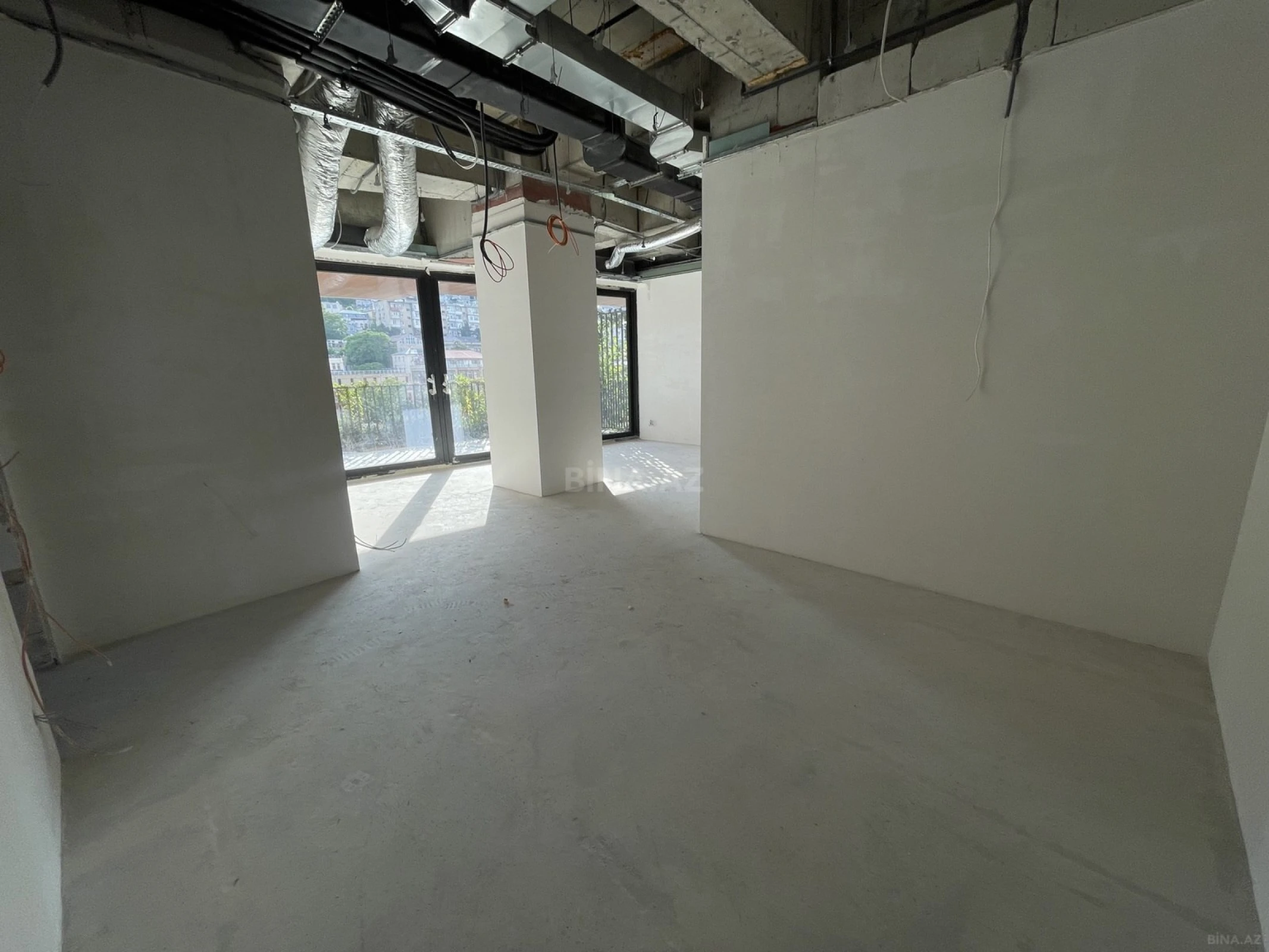 Satılır 5 otaqlı mənzil 379 m²