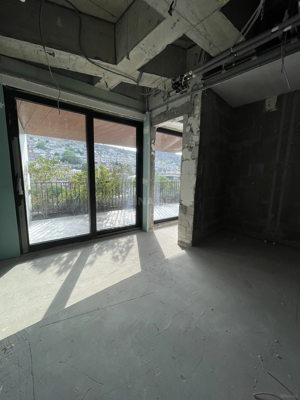 Satılır 5 otaqlı mənzil 379 m²